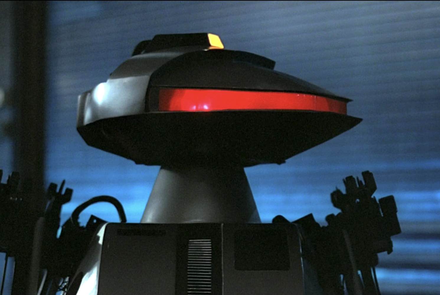 Killer robots slowly stalk teens in Jim Wynorski&apos;s CHOPPING MALL