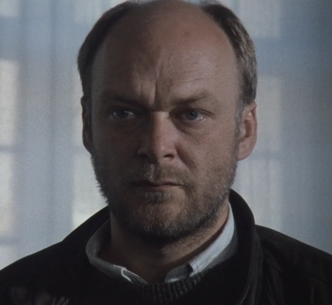 John Vinge (Tomas Laustiola) is a detective given a one-month ultimatum to catch the murderer ...
